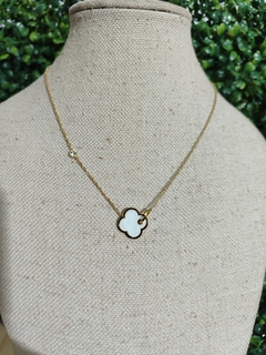 Colar inspiração alta joalheria trevo branco Aço Inoxidavel dourado premium - comprar online