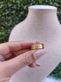 Imagem do aliança grossa com pedra de zircônia - Aço Inoxidável Dourado