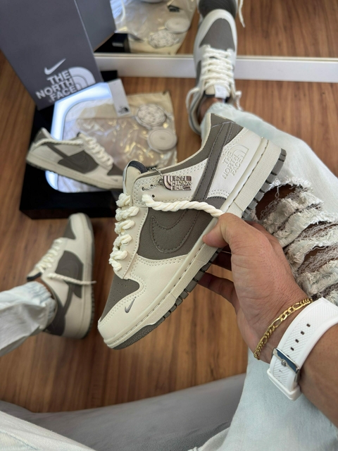 Tênis Nike - Dunk Low | TNF