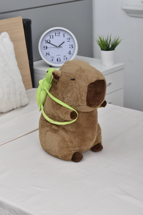 Capibara con mochila
