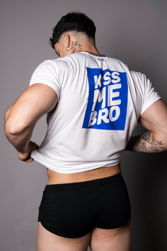 T-shirt KISS ME BRO en internet