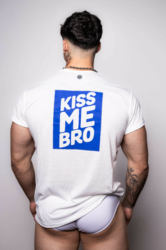 T-shirt KISS ME BRO - comprar online