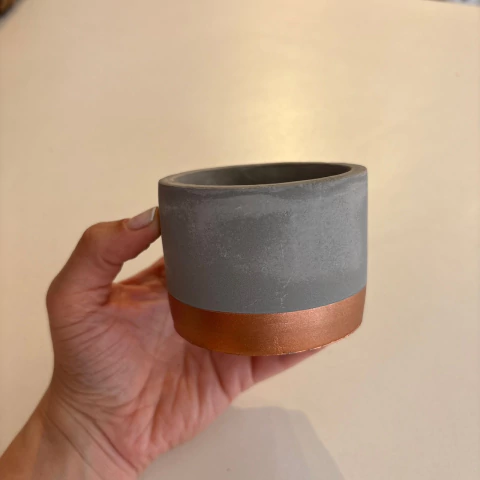 Vaso Decorativo em Cimento com Detalhe Rose - 8x8x6cm