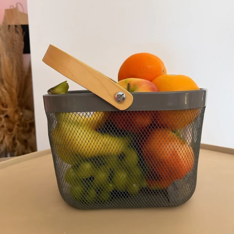 Cesto organizador em metal cinza com alça de madeira - 24X24x18cm