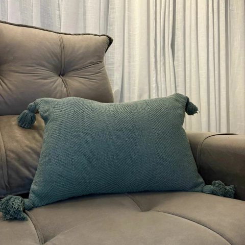 Capa de almofada baguete em algodão com pompom 45x32cm - Verde Pistache