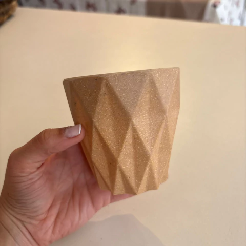 Vaso Geométrico Decorativo Salmão em Plástico - 6x9,5cm