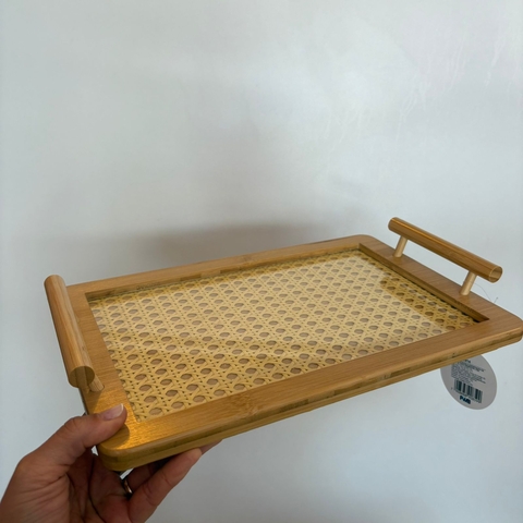 Bandeja Retangular Decorativa em Bambu com detalhe em palha e alça - 33x21cm