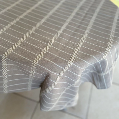 Toalha de mesa com detalhes vazado