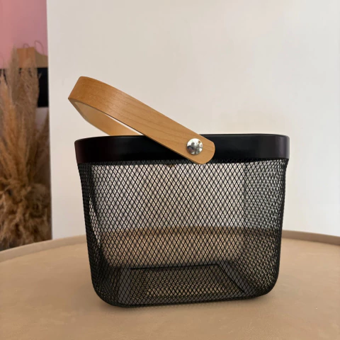 Cesto organizador em metal preto com alça de madeira - 24X24x18cm
