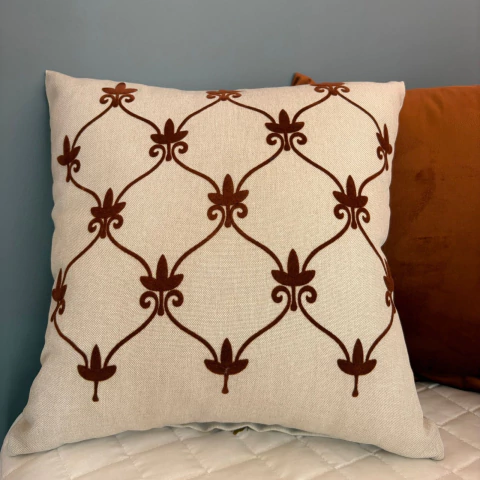 Capa de almofada em Linho Bordado Aveludado - Flores Caramelo
