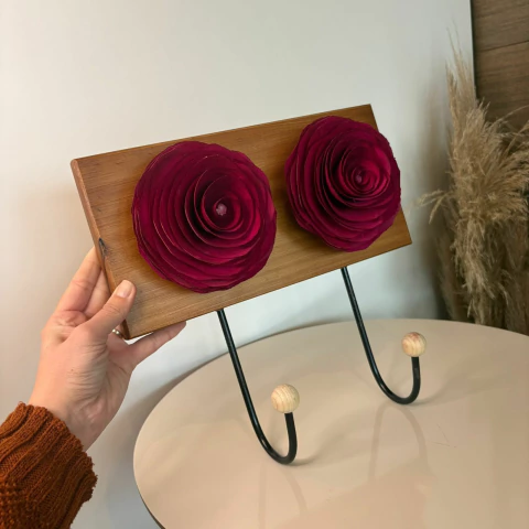 Cabideiro em madeira com duas flores - 15x30cm