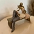 Escultura estatueta casal lendo livro na internet