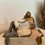 Escultura estatueta casal lendo livro - loja online