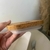 Manteigueira de porcelana com espátula e tampa de bambu na internet