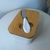 Manteigueira de porcelana com espátula e tampa de bambu
