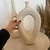 Escultura Vaso Decorativa em cerâmica M na internet