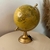 Globo terrestre decorativo com base dourada