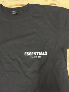Remera negra Essentials Blanco espalda