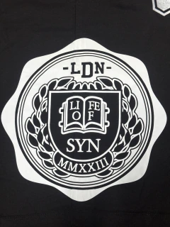 Remera negra Syna Escudo Blanco en internet