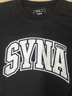 Remera negra Syna Escudo Blanco - comprar online