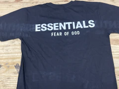 Remera negra Essentials Blanco espalda - comprar online