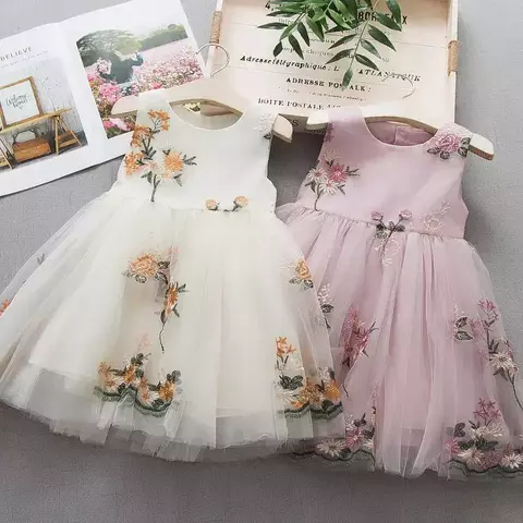 Vestido floral bordado Menina
