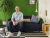 Sofá-cama Abraço em ambiente colorido e moderno, desenhado pelo Mauricio Arruda