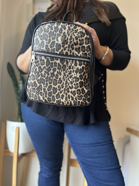 Mochila Renatta Negra con Animal Print