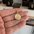 PINGENTE PLAQUINHA REDONDA NOSSA SENHORA - 2x2cm - PRATA BANHADA A OURO 18K