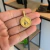 PINGENTE PLAQUINHA REDONDA NOSSA SENHORA (2,5cm) - PRATA BANHADA A OURO 18K