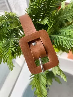 O Cinto Bia possuí um modelo atemporal e versátil. Conta com fivela quadrada em material sintético, unindo praticidade e estilo. Ajustável, veste do tamanho 36 ao 44 com conforto. Peça curinga, perfeita para compor diferentes looks e com excelente potenci