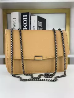 Rebeca – Bolsa feminina pequena com corrente chumbo, que combina elegância e atitude na medida certa. Seu design moderno e sofisticado a torna perfeita para ocasiões especiais ou para elevar produções do dia a dia. Compacta e cheia de estilo, é uma excele