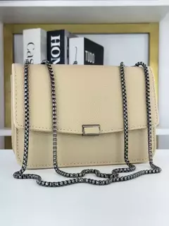 Rebeca – Bolsa feminina pequena com corrente chumbo, que combina elegância e atitude na medida certa. Seu design moderno e sofisticado a torna perfeita para ocasiões especiais ou para elevar produções do dia a dia. Compacta e cheia de estilo, é uma excele