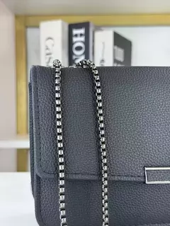 Rebeca – Bolsa feminina pequena com corrente chumbo, que combina elegância e atitude na medida certa. Seu design moderno e sofisticado a torna perfeita para ocasiões especiais ou para elevar produções do dia a dia. Compacta e cheia de estilo, é uma excele