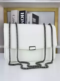 Rebeca – Bolsa feminina pequena com corrente chumbo, que combina elegância e atitude na medida certa. Seu design moderno e sofisticado a torna perfeita para ocasiões especiais ou para elevar produções do dia a dia. Compacta e cheia de estilo, é uma excele
