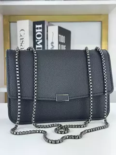 Rebeca – Bolsa feminina pequena com corrente chumbo, que combina elegância e atitude na medida certa. Seu design moderno e sofisticado a torna perfeita para ocasiões especiais ou para elevar produções do dia a dia. Compacta e cheia de estilo, é uma excele