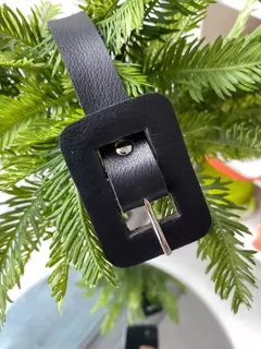 O Cinto Bia possuí um modelo atemporal e versátil. Conta com fivela quadrada em material sintético, unindo praticidade e estilo. Ajustável, veste do tamanho 36 ao 44 com conforto. Peça curinga, perfeita para compor diferentes looks e com excelente potenci