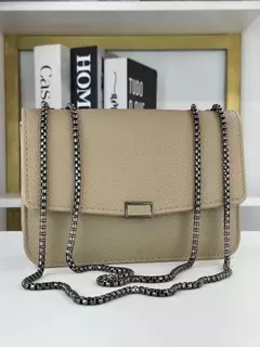 Rebeca – Bolsa feminina pequena com corrente chumbo, que combina elegância e atitude na medida certa. Seu design moderno e sofisticado a torna perfeita para ocasiões especiais ou para elevar produções do dia a dia. Compacta e cheia de estilo, é uma excele