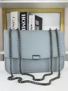 Rebeca – Bolsa feminina pequena com corrente chumbo, que combina elegância e atitude na medida certa. Seu design moderno e sofisticado a torna perfeita para ocasiões especiais ou para elevar produções do dia a dia. Compacta e cheia de estilo, é uma excele
