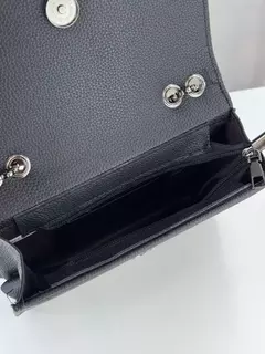 Rebeca – Bolsa feminina pequena com corrente chumbo, que combina elegância e atitude na medida certa. Seu design moderno e sofisticado a torna perfeita para ocasiões especiais ou para elevar produções do dia a dia. Compacta e cheia de estilo, é uma excele