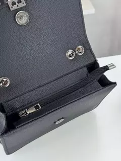 Rebeca – Bolsa feminina pequena com corrente chumbo, que combina elegância e atitude na medida certa. Seu design moderno e sofisticado a torna perfeita para ocasiões especiais ou para elevar produções do dia a dia. Compacta e cheia de estilo, é uma excele