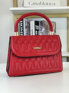 Bruna – Bolsa feminina pequena de mão com bordado delicado e alça transversal, compacta e sofisticada. Com design elegante e funcional, a bolsa Bruna é perfeita para compor looks modernos com um toque de charme. O bordado sutil valoriza o visual, enquanto