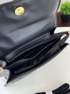 Bruna – Bolsa feminina pequena de mão com bordado delicado e alça transversal, compacta e sofisticada. Com design elegante e funcional, a bolsa Bruna é perfeita para compor looks modernos com um toque de charme. O bordado sutil valoriza o visual, enquanto