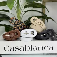 O Cinto Sofia possuí um modelo elegante e versátil. Confeccionado em material sintético, possui design minimalista que combina com diversos estilos. Ajustável, veste do tamanho 36 ao 44 com conforto e praticidade. Peça curinga e sofisticada, ideal para re