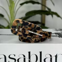 O Cinto Sofia possuí um modelo elegante e versátil. Confeccionado em material sintético, possui design minimalista que combina com diversos estilos. Ajustável, veste do tamanho 36 ao 44 com conforto e praticidade. Peça curinga e sofisticada, ideal para re