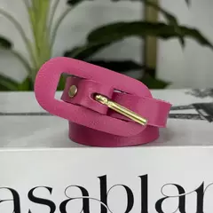 O Cinto Sofia possuí um modelo elegante e versátil. Confeccionado em material sintético, possui design minimalista que combina com diversos estilos. Ajustável, veste do tamanho 36 ao 44 com conforto e praticidade. Peça curinga e sofisticada, ideal para re