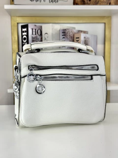 Bianca - Bolsa de modelo compacto e estruturado, com acabamento texturizado e design funcional. Destaque para os bolsos frontais com zíper metalico, que garantem praticidade no dia a dia. Possuí alça de mão reforçada e acompanha alça transversal regulável