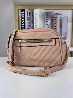 Nala – Bolsa feminina prática e estilosa, ideal para o dia a dia com charme. Possui dois compartimentos com zíper, alça transversal ajustável e bolso frontal funcional. Destaque para o detalhe frontal em matelassê com zíper alongado, que valoriza o design