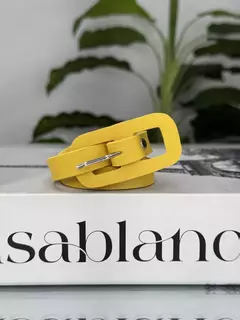 O Cinto Sofia possuí um modelo elegante e versátil. Confeccionado em material sintético, possui design minimalista que combina com diversos estilos. Ajustável, veste do tamanho 36 ao 44 com conforto e praticidade. Peça curinga e sofisticada, ideal para re