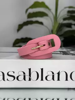 O Cinto Sofia possuí um modelo elegante e versátil. Confeccionado em material sintético, possui design minimalista que combina com diversos estilos. Ajustável, veste do tamanho 36 ao 44 com conforto e praticidade. Peça curinga e sofisticada, ideal para re
